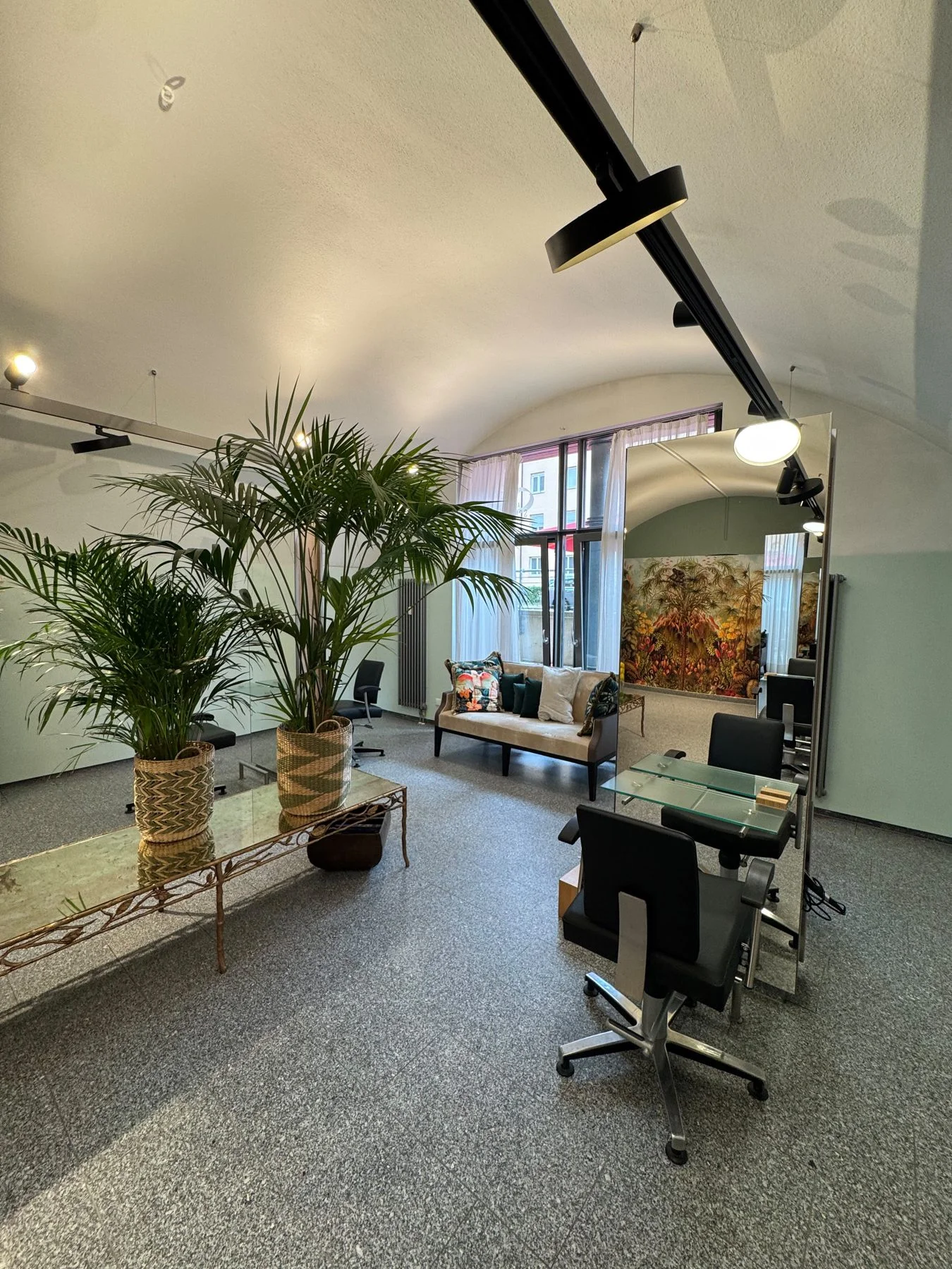 Salon Armin Schmidt Augsburg – Eingangsbereich mit Palmen